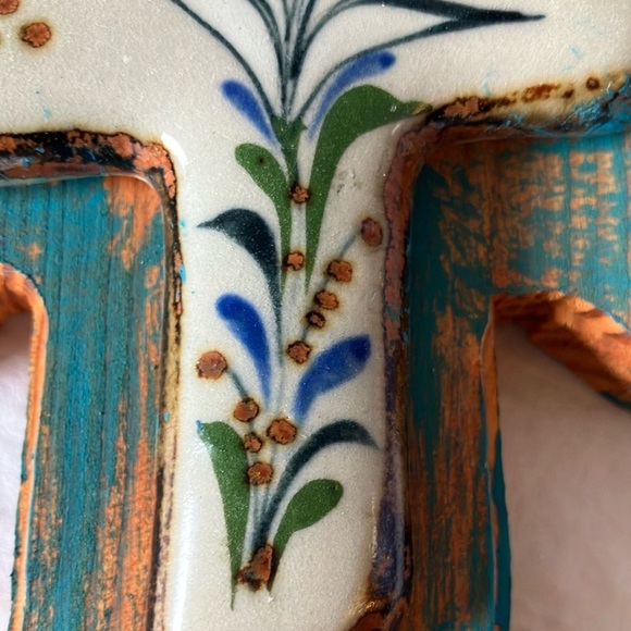 Artistic Wooden Cross with Bluebonnets & Bee Design- Handcrafted- made in Mexico - Picture 10 of 16